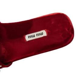 مملوكة مسبقًا Miu Miu Red Velvet Faux Pearl Embellished Flat Sandals Size 37.5