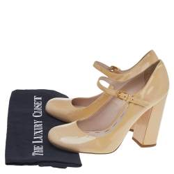 مملوكة مسبقًا حذاء كعب عالي ميو ميو ماري جين كعب سميك جلد لامع بيج مقاس 38.5 