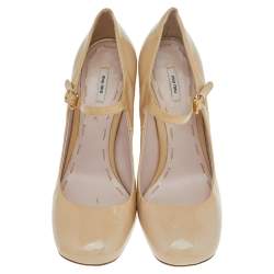 مملوكة مسبقًا حذاء كعب عالي ميو ميو ماري جين كعب سميك جلد لامع بيج مقاس 38.5 