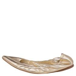 Pre Owned حذاء فلات باليت ميو ميو مجعد مقدمة مدببة جلد ذهبي مقاس 37