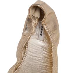 Pre Owned حذاء فلات باليت ميو  ميو مجعد مقدمة مدببة جلد ذهبي مقاس 37