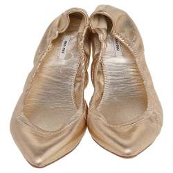 Pre Owned حذاء فلات باليت ميو ميو مجعد مقدمة مدببة جلد ذهبي مقاس 37