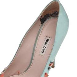 مملوكة مسبقًا حذاء كعب عالي ميو ميو ساتان أخضر مزخرف مقدمة مدببة مقاس 38.5