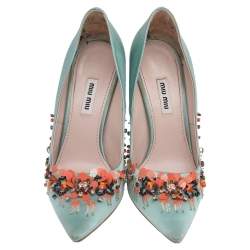 مملوكة مسبقًا حذاء كعب عالي ميو ميو ساتان أخضر مزخرف مقدمة مدببة مقاس 38.5