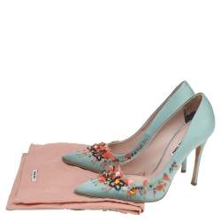 مملوكة مسبقًا حذاء كعب عالي ميو ميو ساتان أخضر مزخرف مقدمة مدببة مقاس 38.5