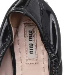 مملوكة مسبقًا حذاء باليرينا فلات ميو ميو جلد لامع أسود مزين فيونكة كعب مزخرف كريستال مجعد مقاس 39