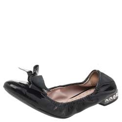 مملوكة مسبقًا حذاء باليرينا فلات ميو ميو جلد لامع أسود مزين فيونكة كعب مزخرف كريستال مجعد مقاس 39