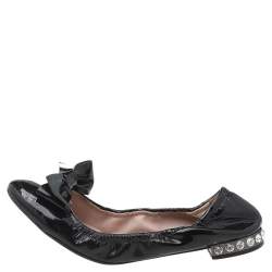 مملوكة مسبقًا حذاء باليرينا فلات ميو ميو جلد لامع أسود مزين فيونكة كعب مزخرف كريستال مجعد مقاس 39