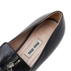 Pre Owned حذاء لوفرز ميو ميو سليب أون فيونكة جلد وساتان أسود مقاس 37.5