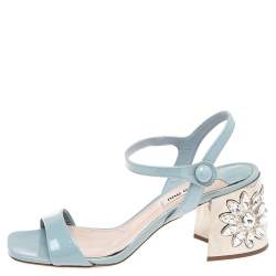 Pre Owned صندل ميو ميو جلد  أزرق فاتح لامع بكعب مزبن بالكريستال وحزام كاحل بمقاس 38