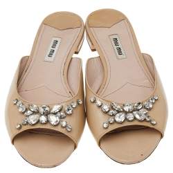 مملوكة مسبقًا Miu Miu Beige Patent Leather Crystal Embellished Slide Sandals Size 37.5