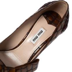 مملوكة مسبقًا Miu Miu Brown-Burgundy Croc Embossed Patent Leather Bow Detail Pointed Toe Pumps Size 39