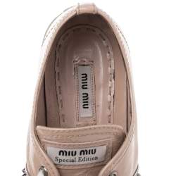 Pre Owned حذاء رياضي ميو ميو جلد لامع بيج/ فضي غطاء مقدمة مرصع سليب أون مقاس 39