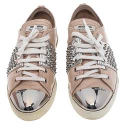 Pre Owned حذاء رياضي ميو ميو جلد لامع بيج/ فضي غطاء مقدمة مرصع سليب أون مقاس 39