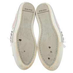 Pre Owned حذاء رياضي ميو ميو جلد لامع بيج/ فضي غطاء مقدمة مرصع سليب أون مقاس 39