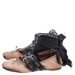 Pre Owned حذاء باليرينا فلات ميو ميو جلد بيج/أسود بفيونكة مقاس 36