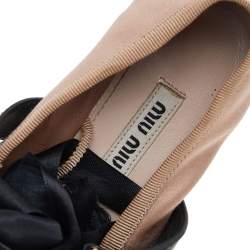 Pre Owned حذاء باليرينا فلات ميو ميو جلد بيج/أسود بفيونكة مقاس 36