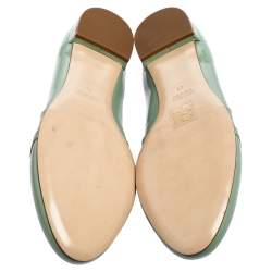 مملوكة مسبقًا حذاء باليرينا فلات ميو ميو جلد أخضر لامع بفيونكة وزخارف كريستال مقاس 41