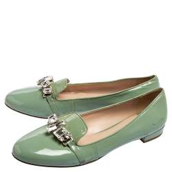 مملوكة مسبقًا حذاء باليرينا فلات ميو ميو جلد أخضر لامع بفيونكة وزخارف كريستال مقاس 41