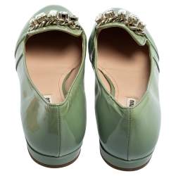 مملوكة مسبقًا حذاء باليرينا فلات ميو ميو جلد أخضر لامع بفيونكة وزخارف كريستال مقاس 41
