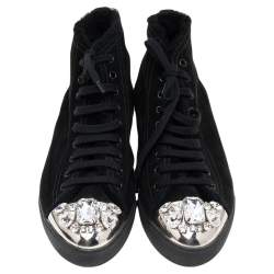 مملوكة مسبقًا حذاء رياضي ميو ميو سويدي أسود مزخرف كريستال بعنق مرتفع مقاس 41