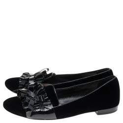 مملوكة مسبقًا حذاء باليرينا فلات ميو ميو جلد لامع وقطيفة أسود مقاس 35.5