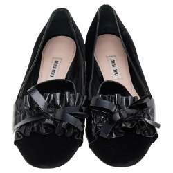 مملوكة مسبقًا حذاء باليرينا فلات ميو ميو جلد لامع وقطيفة أسود مقاس 35.5