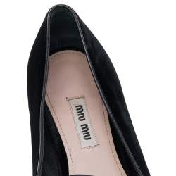 مملوكة مسبقًا حذاء باليرينا فلات ميو ميو جلد لامع وقطيفة أسود مقاس 35.5