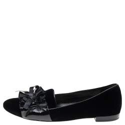 مملوكة مسبقًا حذاء باليرينا فلات ميو ميو جلد لامع وقطيفة أسود مقاس 35.5