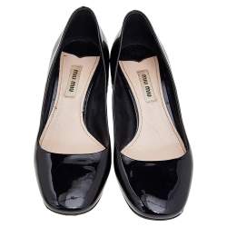 مملوكة مسبقًا حذاء كعب عالي ميو ميو جلد أسود لامع مزخرف كريستال كعب سميك مقاس 37.5