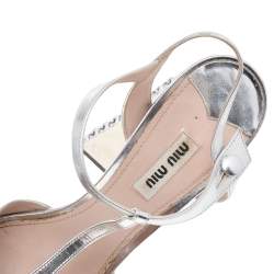 مملوكة مسبقًا صندل ميو ميو جلد ميتالك فضي مزخرف كريستال كعب سميك سير كاحل نعل سميك مقاس 39