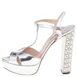 مملوكة مسبقًا صندل ميو ميو جلد ميتالك فضي مزخرف كريستال كعب سميك سير كاحل نعل سميك مقاس 39