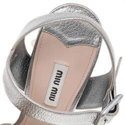 Pre Owned صندل ميو ميو جلد ميتالك فضي مزخرف كريستال لؤلؤ كعب سميك سير كاحل نعل سميك مقاس 39