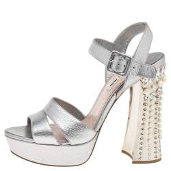 Pre Owned صندل ميو ميو جلد ميتالك فضي مزخرف كريستال لؤلؤ كعب سميك سير كاحل نعل سميك مقاس 39