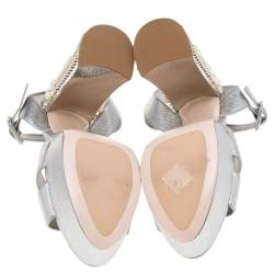 Pre Owned صندل ميو ميو جلد ميتالك فضي مزخرف كريستال لؤلؤ كعب سميك سير كاحل نعل سميك مقاس 39