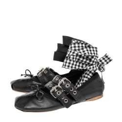 مملوكة مسبقًا حذاء باليرينا فلات ميوميو نابلاك جلد أسود بإبزيم مزدوج مقاس 38 