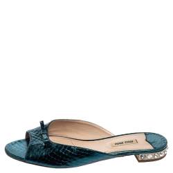 مملوكة مسبقًا صندل ميو ميو فلات جلد ثعبان أزرق ميتاليك بفيونكة مقاس 39
