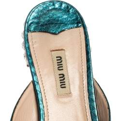 مملوكة مسبقًا صندل ميو ميو فلات جلد ثعبان أزرق ميتاليك بفيونكة مقاس 39
