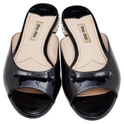 مملوكة مسبقًا Miu Miu Black Patent Leather Bow Embellished Flat Slides Size 36