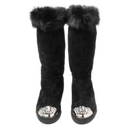 مملوكة مسبقًا حذاء بوت كاحل فلات ميو ميو فرو وسويدي أسود مزخرف كريستال مقاس 40.5