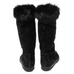 مملوكة مسبقًا حذاء بوت كاحل فلات ميو ميو فرو وسويدي أسود مزخرف كريستال مقاس 40.5