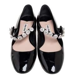 مملوكة مسبقًا حذاء باليرينا فلات ميو ميو جلد لامع أسود مزخرف كريستال ماري جان مقاس 37.5