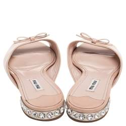 Pre Owned Miu Miu Beige Patent Leather Bow Detail Jeweled Heel Flat Slides Size 38.5