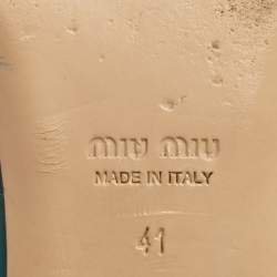 مملوكة مسبقًا صندل سلايد ميو ميو جلد أخضر لامع مزخرف فيونكة مقاس 41