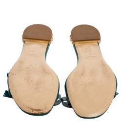 مملوكة مسبقًا صندل سلايد ميو ميو جلد أخضر لامع مزخرف فيونكة مقاس 41