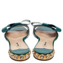 مملوكة مسبقًا صندل سلايد ميو ميو جلد أخضر لامع مزخرف فيونكة مقاس 41