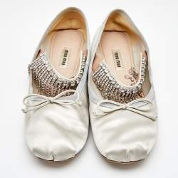 مملوكة مسبقًا حذاء باليرينا فلات ميو ميو ساتان رصاصي داكن سير مزخرف كريستال مقاس 40