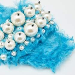 Pre Owned حذاء سلايدز ميو ميو فلات فرو صناعي أزرق مزخرف لؤلؤ مقاس 38.5