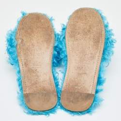 Pre Owned حذاء سلايدز ميو ميو فلات فرو صناعي أزرق مزخرف لؤلؤ مقاس 38.5