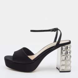 مملوكة مسبقًا صندل ميو ميو ساتان أسود مزخرف كريستال كعب مربع سميك سير كاحل مقاس 39